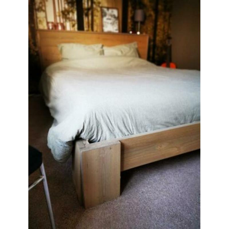 Bed van steigerhout