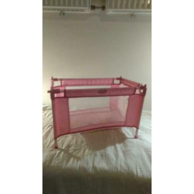 Set poppen verzorging. Maxi, bed, buggy en kinderstoel.