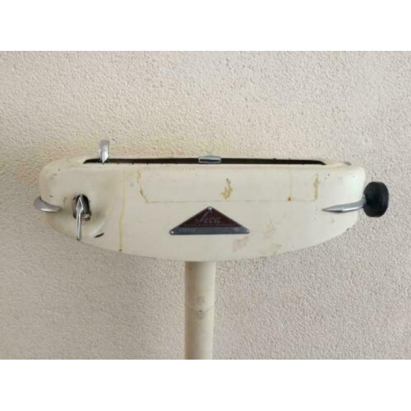 Authentieke industriele vintage SECA dokters weegschaal 50s