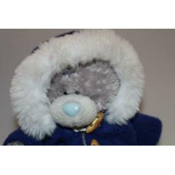 Me to you beertje winterjas blauw houten knopen cadeautip