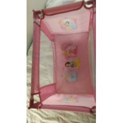 Set poppen verzorging. Maxi, bed, buggy en kinderstoel.