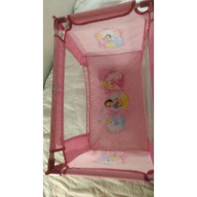 Set poppen verzorging. Maxi, bed, buggy en kinderstoel.
