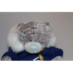 Me to you beertje winterjas blauw houten knopen cadeautip