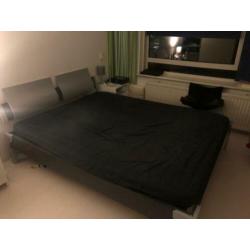 180 bij 200 bed + gratis matras