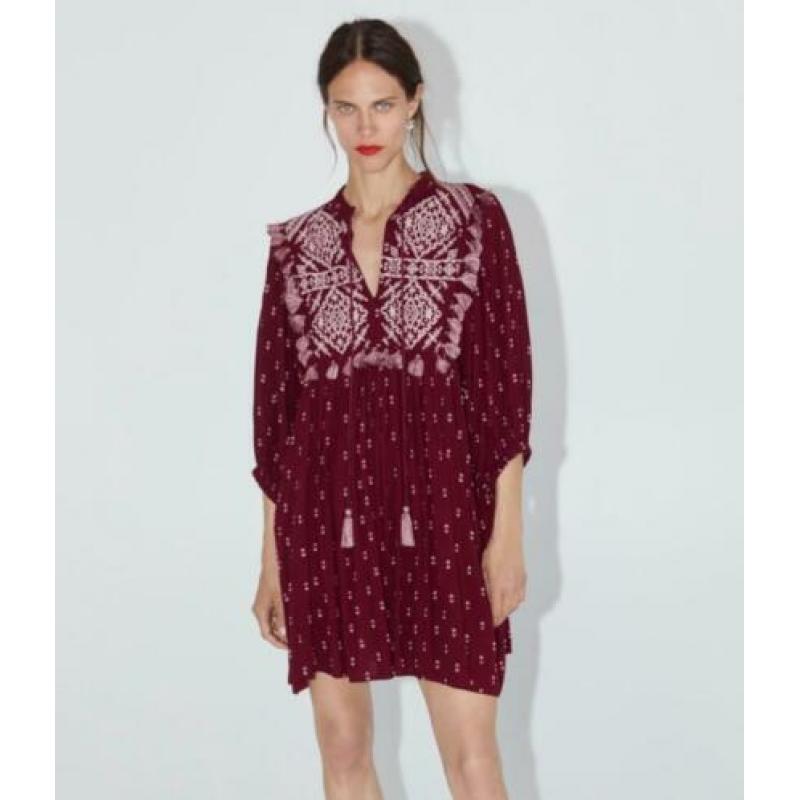 Boho rode jurk met borduursels Zara L Romy Boomsma stijl