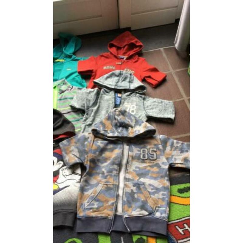Vestjes en trui in maat 98/104 en 104