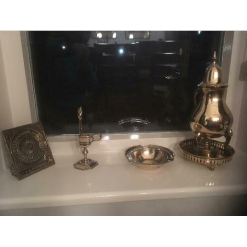 Koffiekan, asbak, kaarsendover &kalender in messing koper