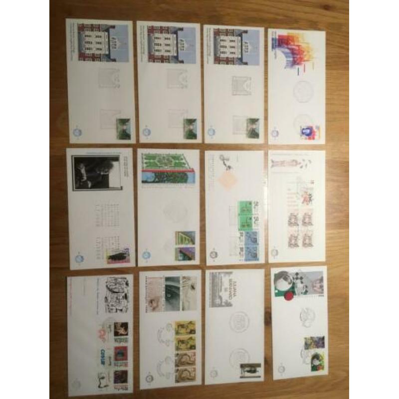 42 stuks eerste dag enveloppen, diverse nummers, onbeschreve