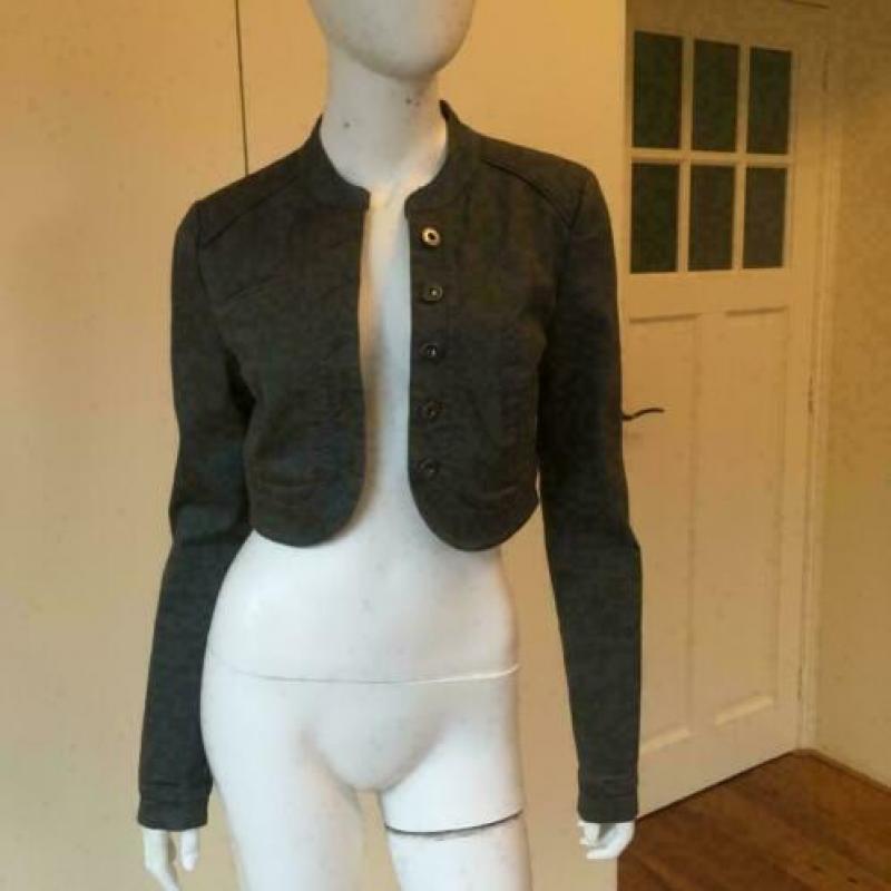 3963 Gloednieuwe bolero kort jasje blazer VERO MODA; Mt=M
