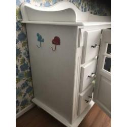 Witte brocante baby commode aangeboden