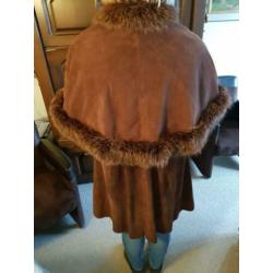 Wildlederen dames mantel met losse schoudercape met bont