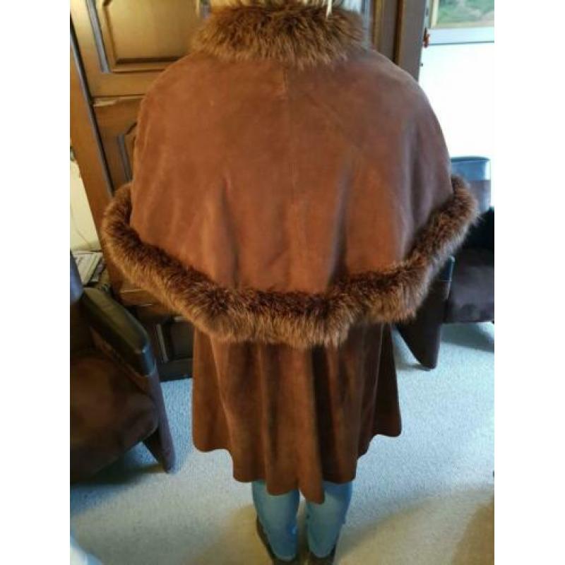 Wildlederen dames mantel met losse schoudercape met bont