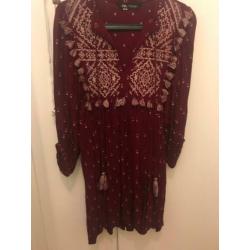 Boho rode jurk met borduursels Zara L Romy Boomsma stijl