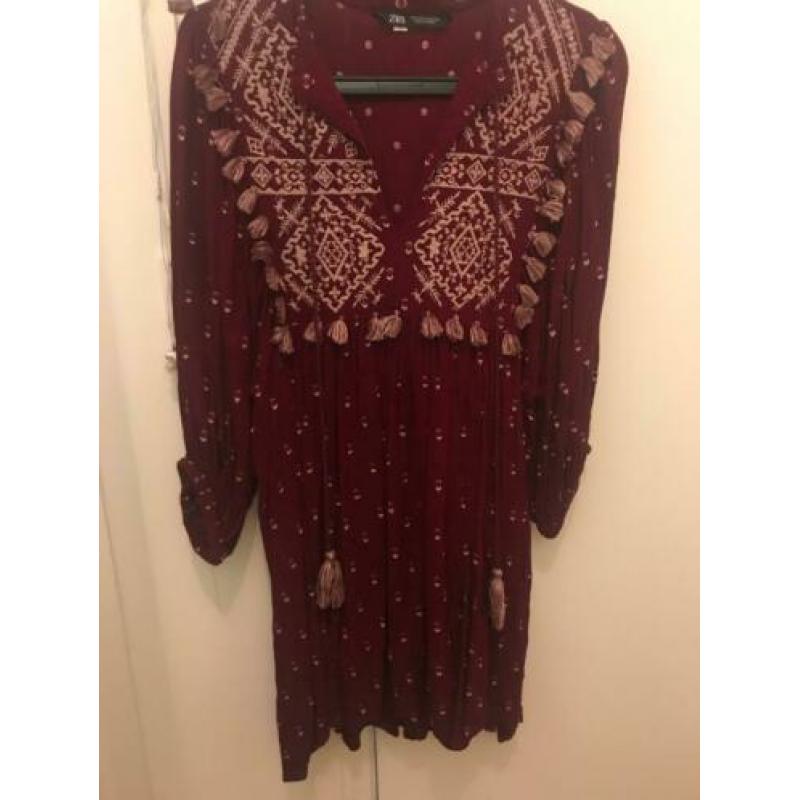 Boho rode jurk met borduursels Zara L Romy Boomsma stijl