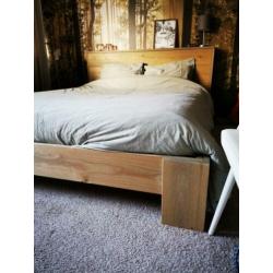 Bed van steigerhout