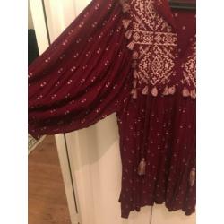Boho rode jurk met borduursels Zara L Romy Boomsma stijl