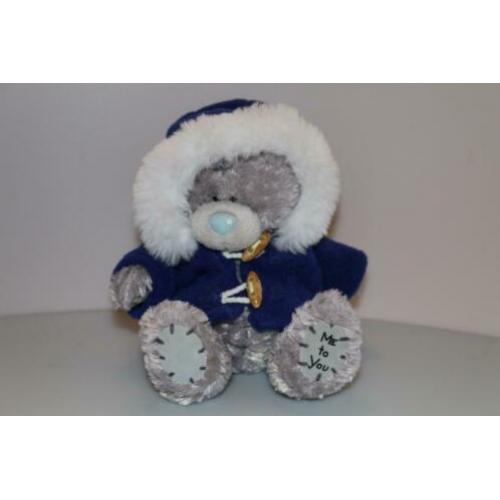 Me to you beertje winterjas blauw houten knopen cadeautip