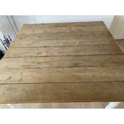Vierkante eettafel 1.60 bij 1.60 cm te koop, wit met hout.