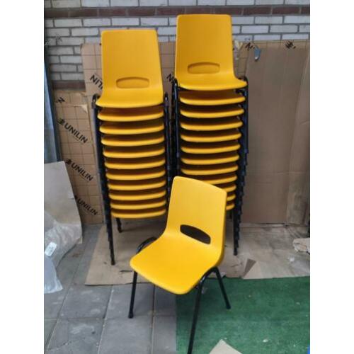 Okergele kantinestoelen geel stapelstoelen gele kuipstoelen