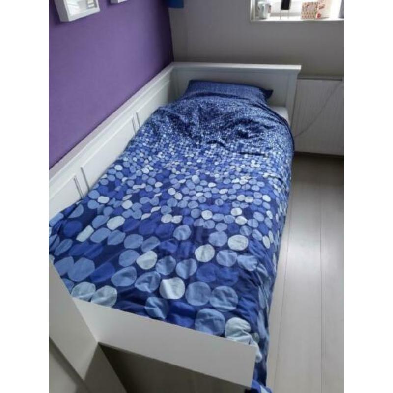 Wit 1 persoons bankbed met uitschuifbare lade
