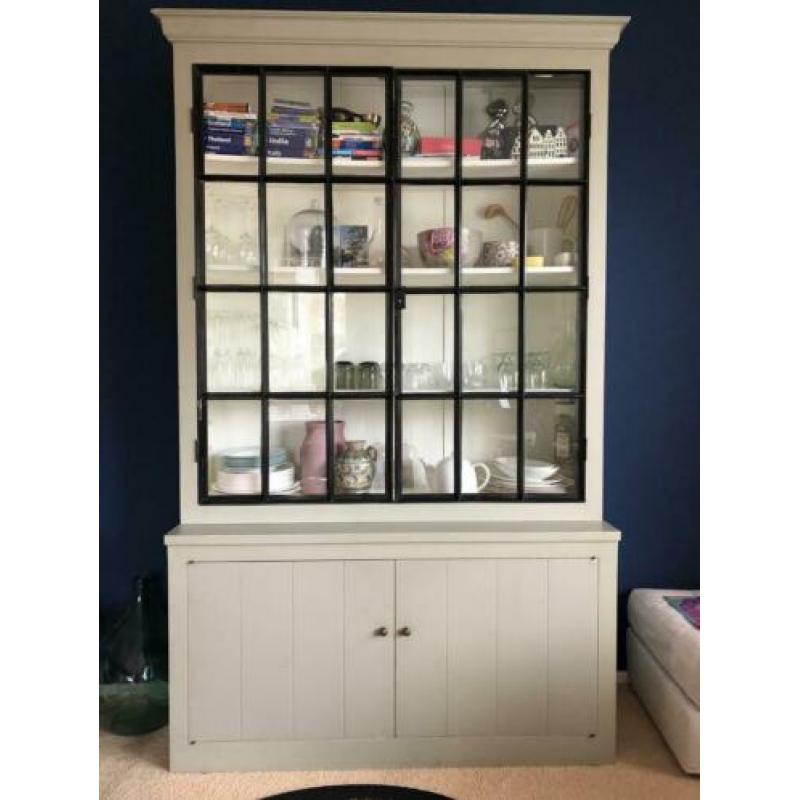 Buffetkast warm grijs met stalen zwarte deuren vintage