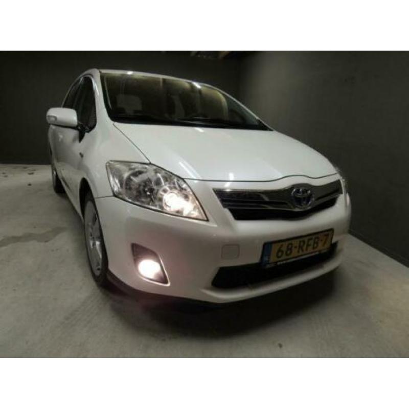 Toyota Auris 1.8 Full Hybrid Dynamic, parelmoer wit automaat