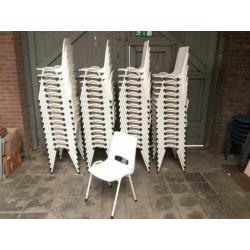 Witte kantinestoelen stapelstoelen wit kuipstoelen white