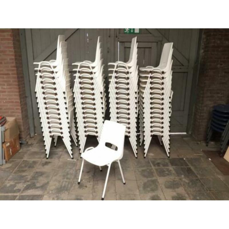 Witte kantinestoelen stapelstoelen wit kuipstoelen white