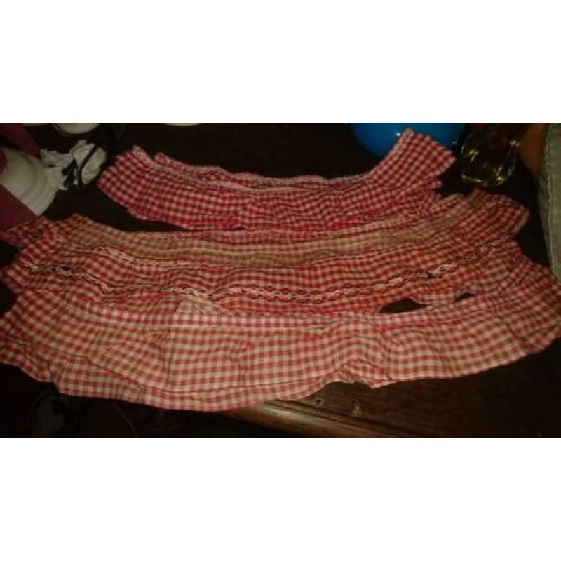 Antieke gordijntjes poppenhuis of antieke boere kastrandjes