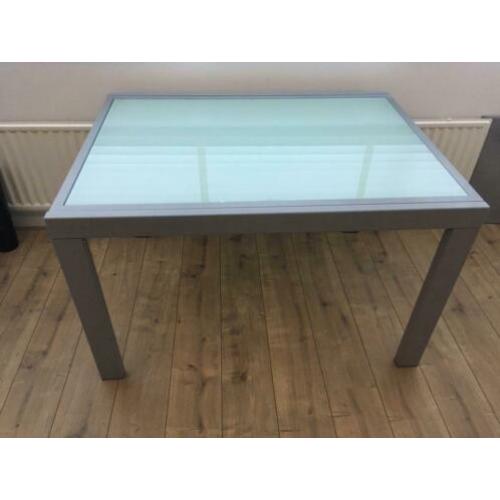 Uitschuifbare eettafel, met melkglazen blad.