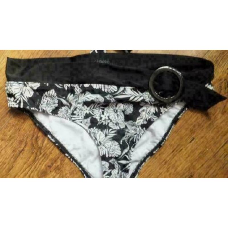 PROTEST zwart/wit bloem bikini mt 38 cupB