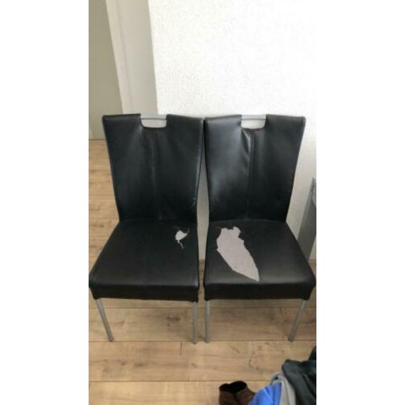 Uitschuifbare eettafel, met melkglazen blad.