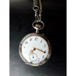 Remontoir Zakhorloge zilver met 2 kettingen.