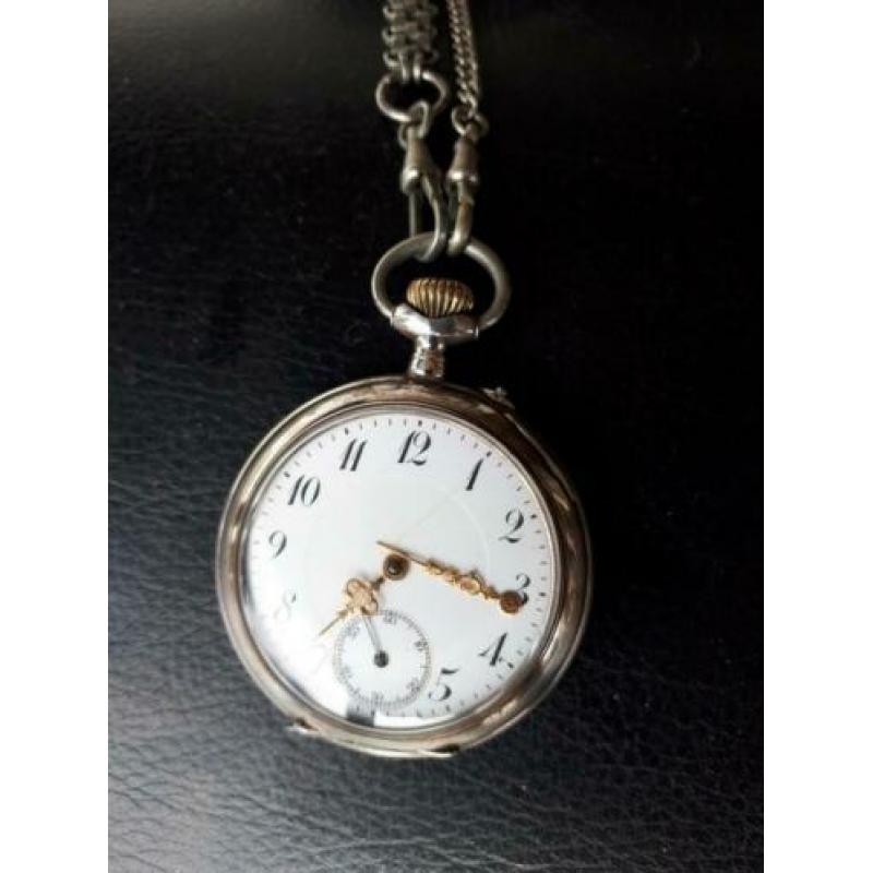 Remontoir Zakhorloge zilver met 2 kettingen.