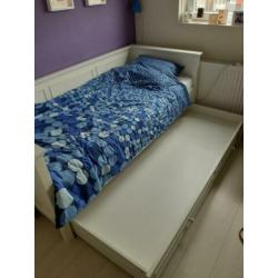 Wit 1 persoons bankbed met uitschuifbare lade