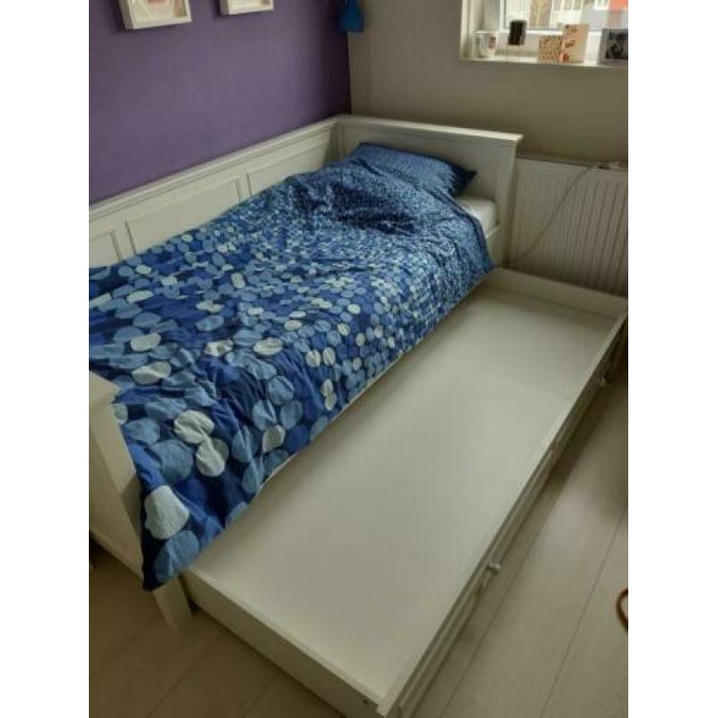 Wit 1 persoons bankbed met uitschuifbare lade