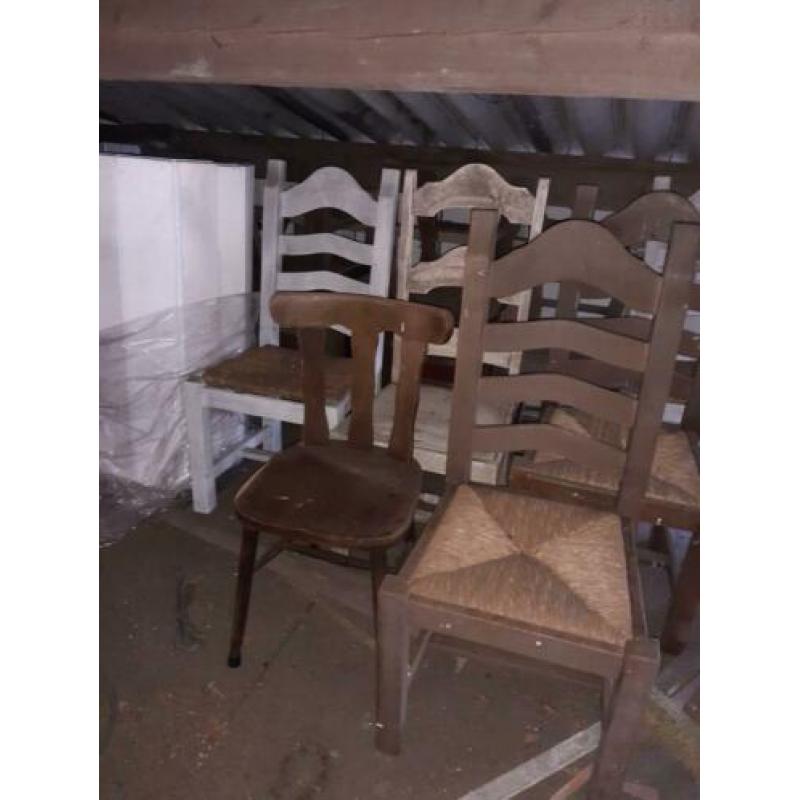 Schuuropruiming. Eetkamer stoelen 16 stuks. Alles in een koo
