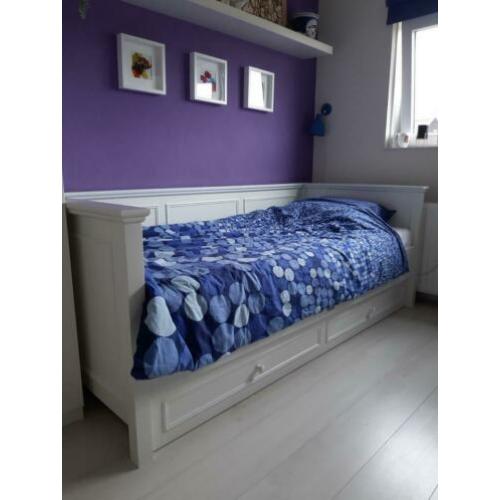 Wit 1 persoons bankbed met uitschuifbare lade