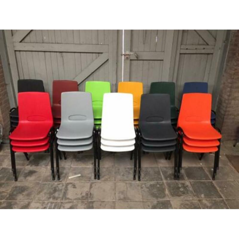 Okergele kantinestoelen geel stapelstoelen gele kuipstoelen
