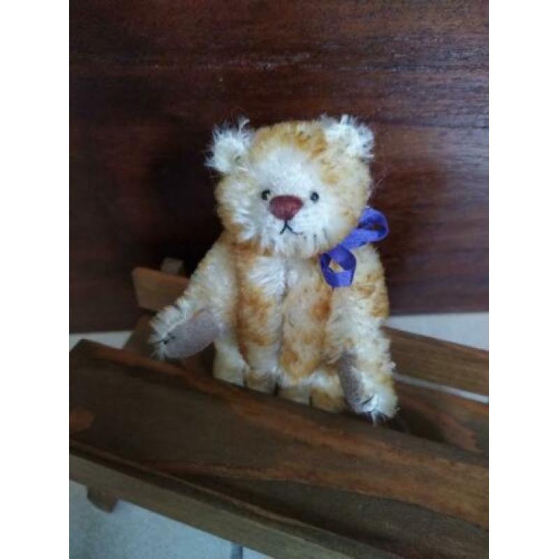 Deb Canham miniatuur beer minibeer mohair beertje teddybeer