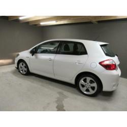 Toyota Auris 1.8 Full Hybrid Dynamic, parelmoer wit automaat