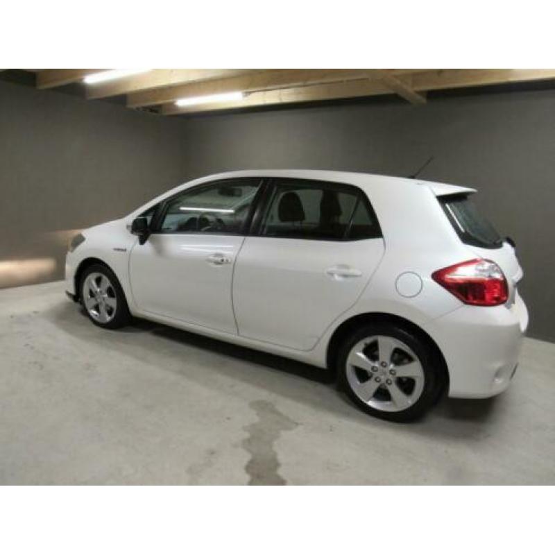 Toyota Auris 1.8 Full Hybrid Dynamic, parelmoer wit automaat