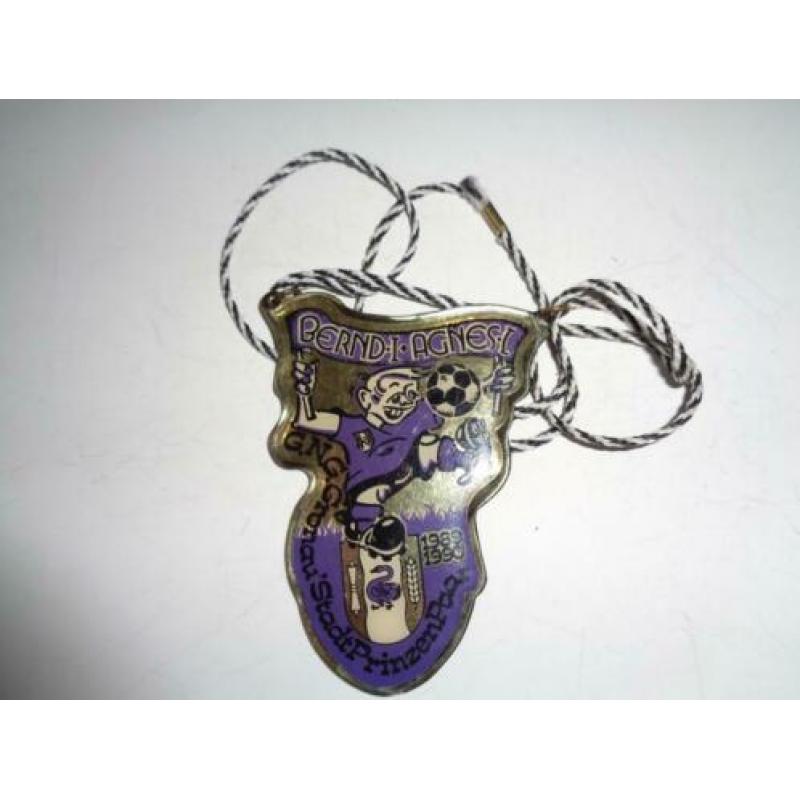24 stuks Carnaval Medailles & 1 Carnavals Ketting,