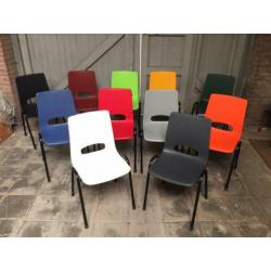 Okergele kantinestoelen geel stapelstoelen gele kuipstoelen