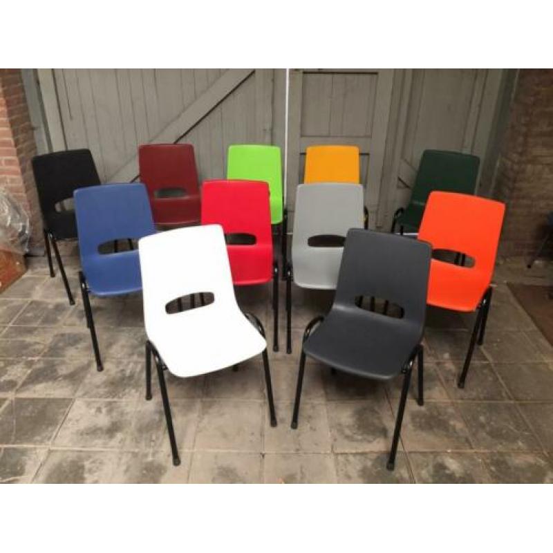 Okergele kantinestoelen geel stapelstoelen gele kuipstoelen