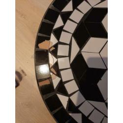leuke tuintafel met lichte schade.