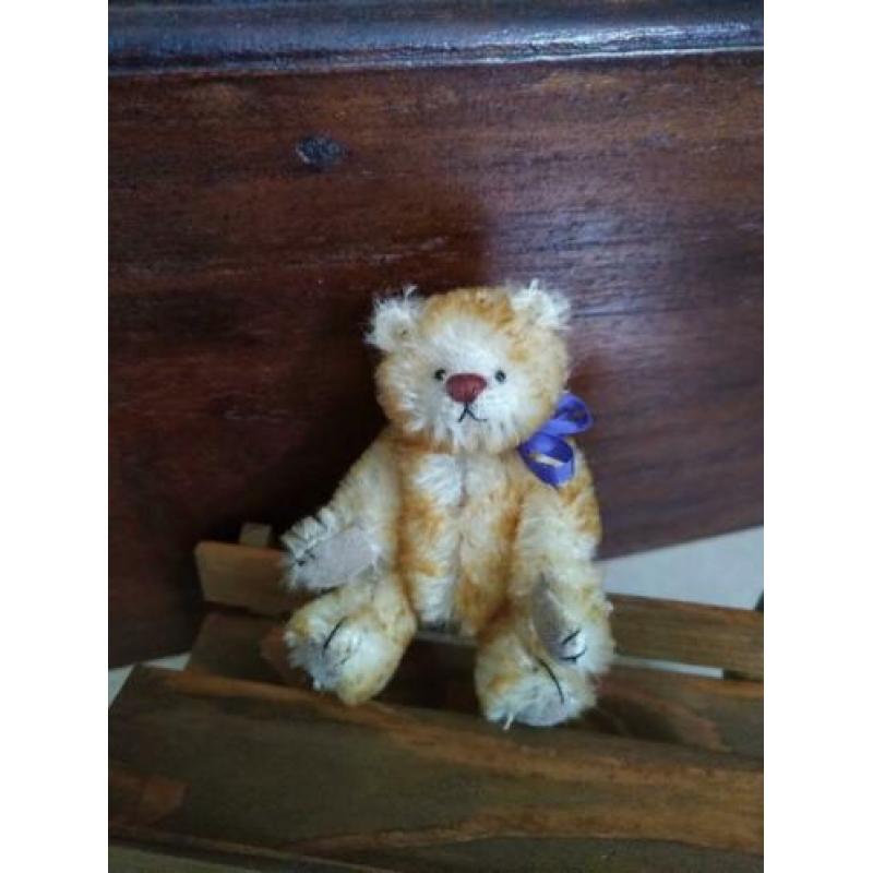 Deb Canham miniatuur beer minibeer mohair beertje teddybeer
