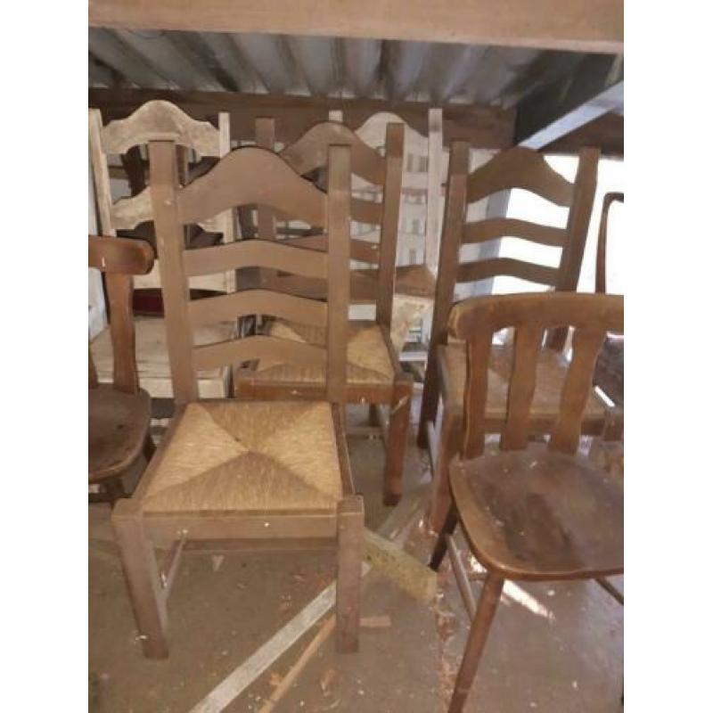 Schuuropruiming. Eetkamer stoelen 16 stuks. Alles in een koo
