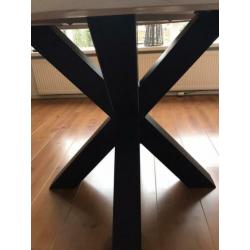 Riverwoods witte, houten eettafel, zwarte metalen spinpoot