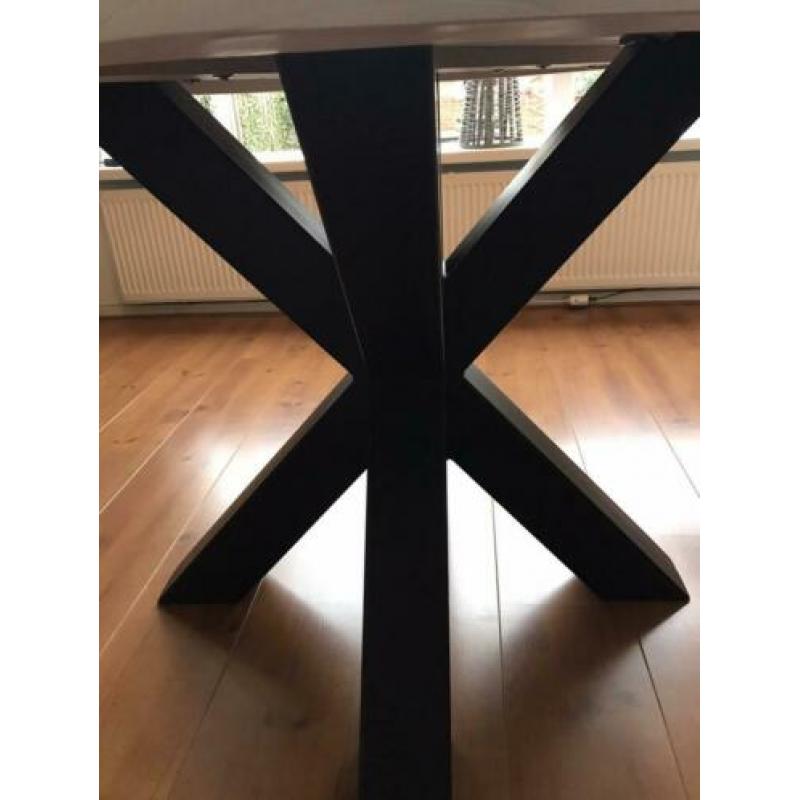 Riverwoods witte, houten eettafel, zwarte metalen spinpoot